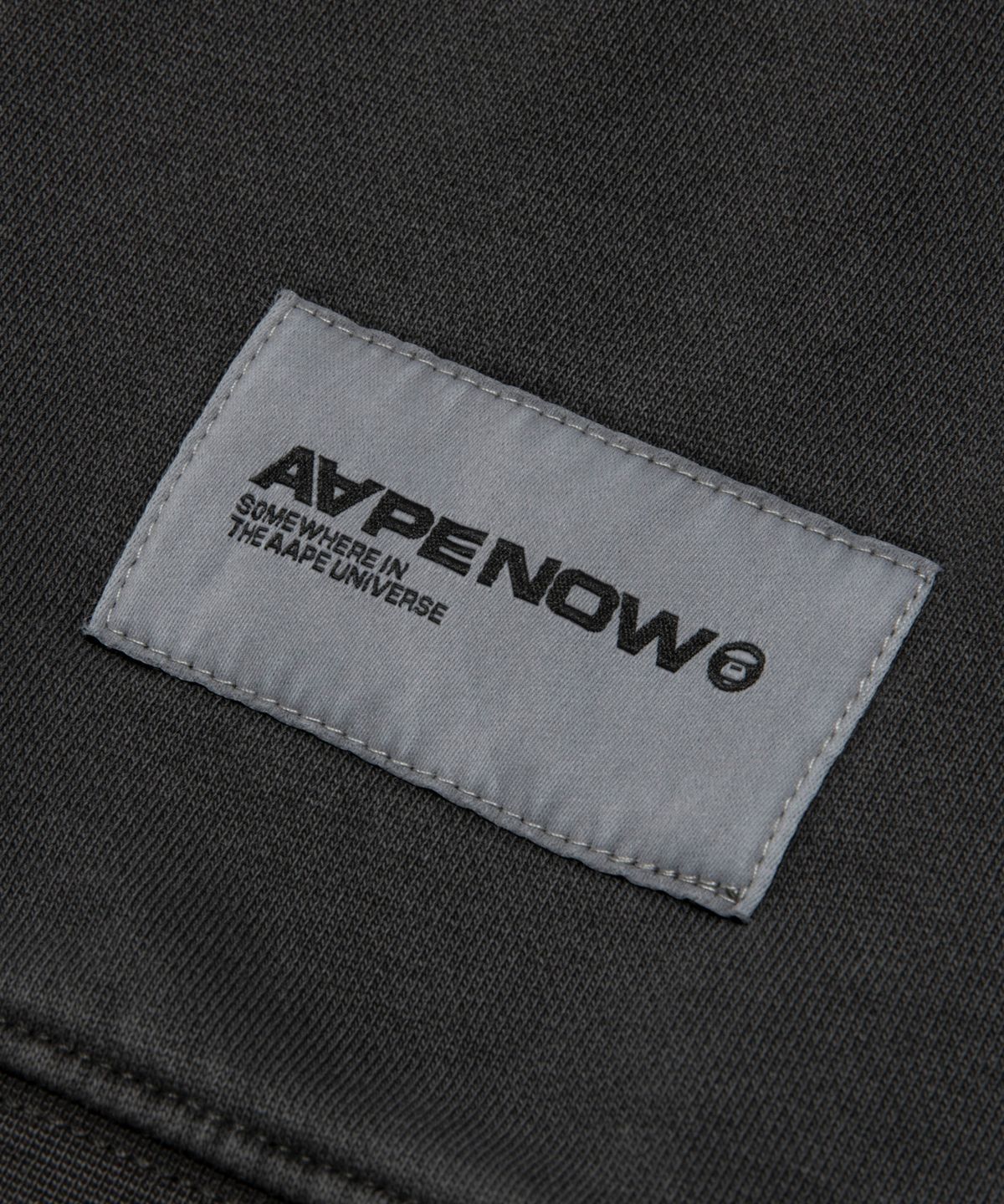 에이프(AAPE) AAPENOW 라운드 로고 워싱 플리스 맨투맨 / AAPSWMC350XXPBKL