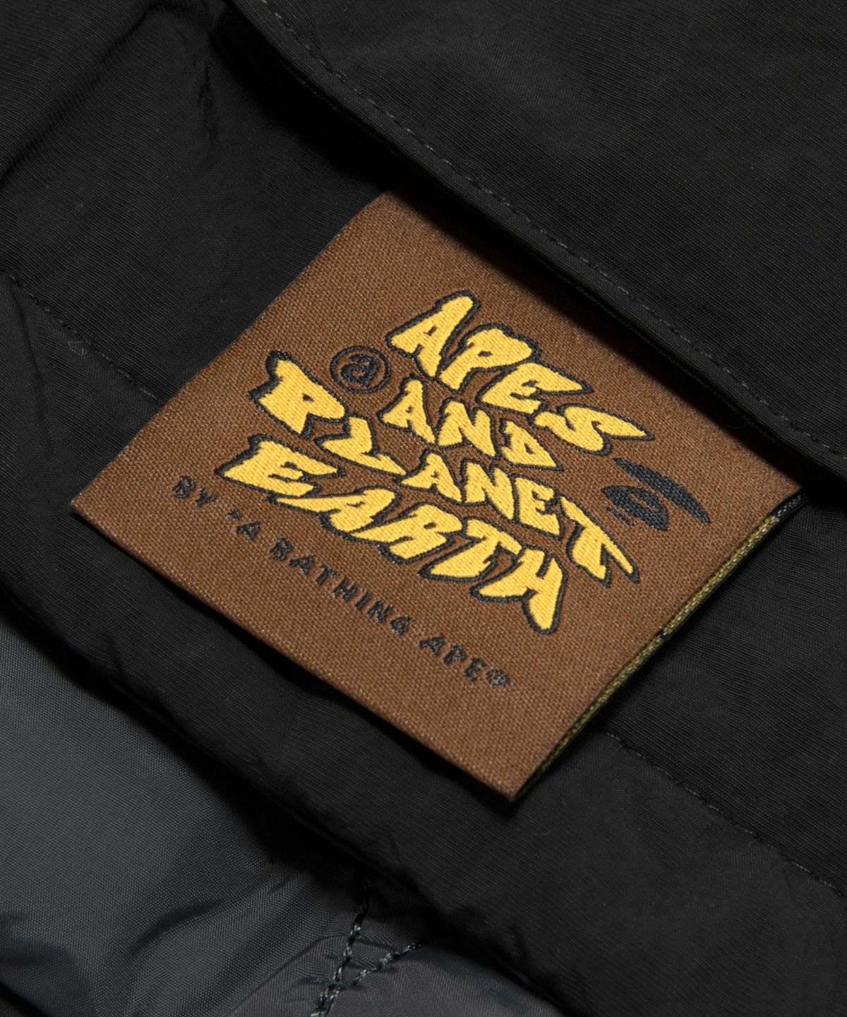 에이프(AAPE) 후드 퀄팅 자켓 / AAPJKM7745XXPBKX