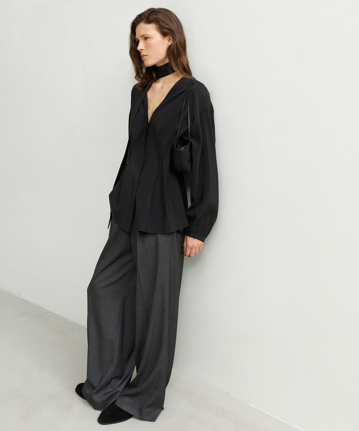 르바(LEVAR) Flowing V-neck Blouse - Black