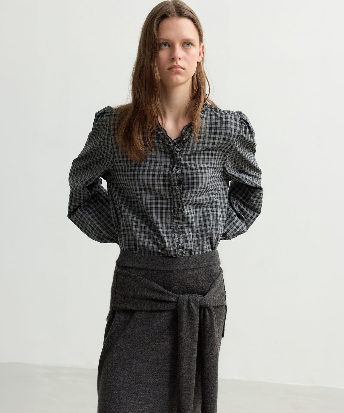 르바(LEVAR) Atelier Ruffle Blouse - Check Charcoal