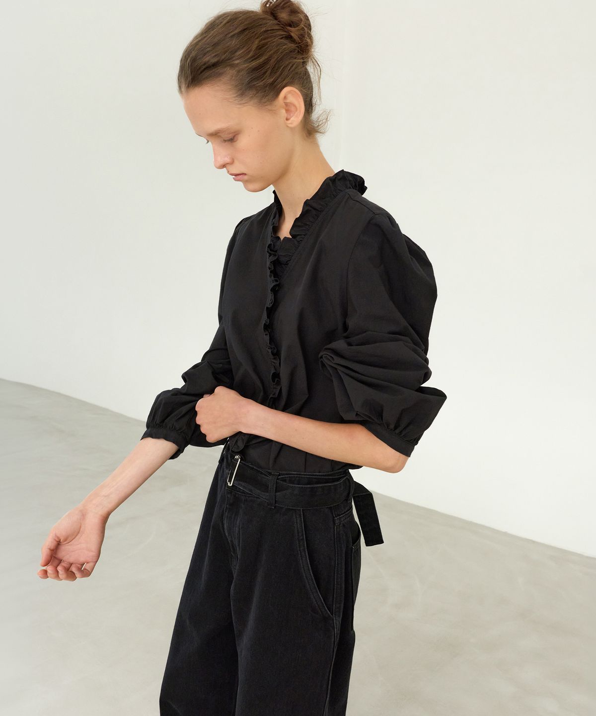 르바(LEVAR) Atelier Ruffle Blouse - Black