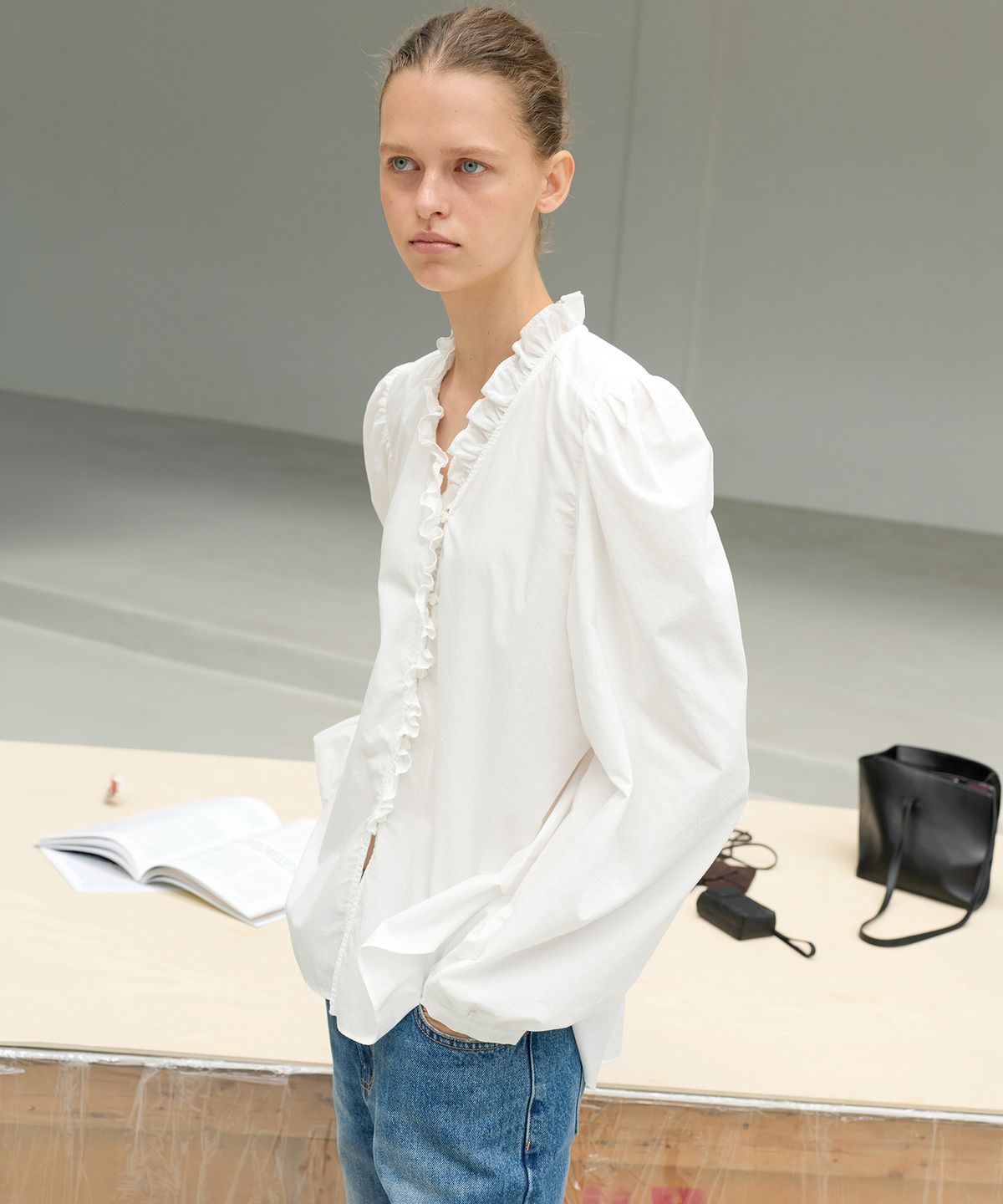 르바(LEVAR) Atelier Ruffle Blouse - Off White
