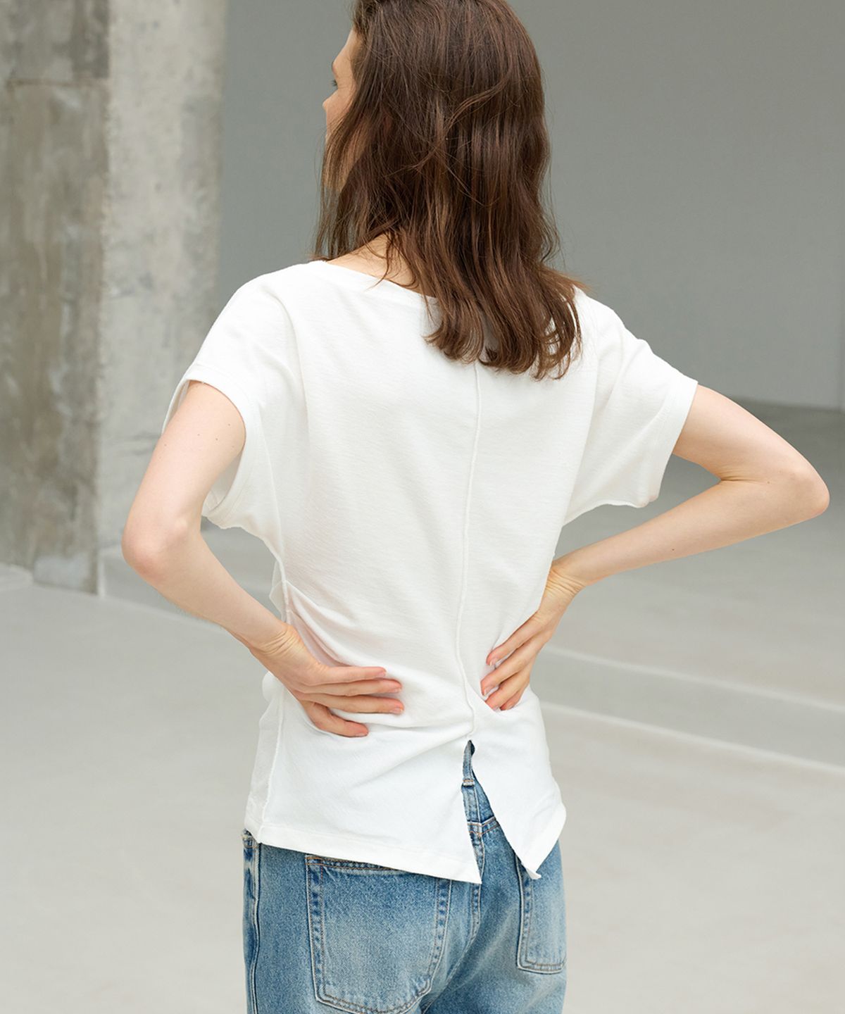르바(LEVAR) Curve Dolman T-shirt - Off White