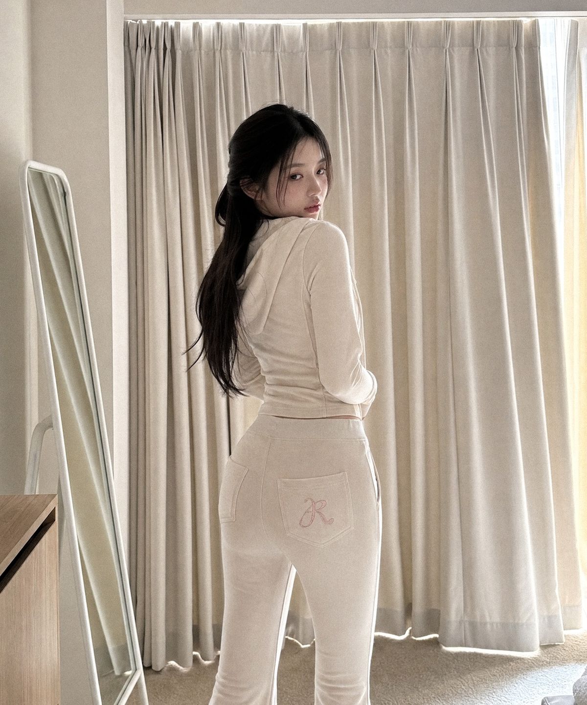 루루심(RURUSIM) 로고 포인트 플레어 팬츠 아이보리