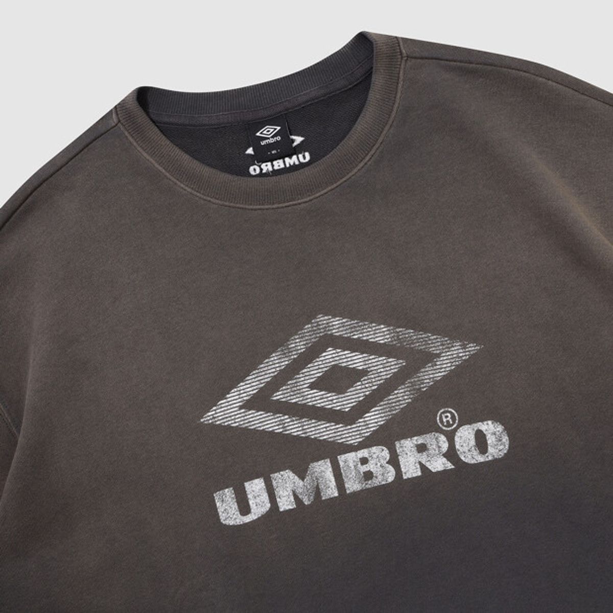 엄브로(UMBRO) 크리스피 타슬란 맨투맨 챠콜 UR324CFS91