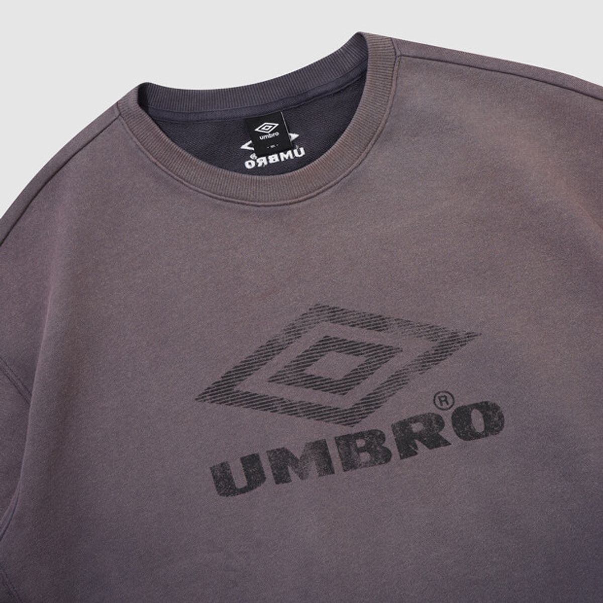 엄브로(UMBRO) 크리스피 타슬란 맨투맨 퍼플 UR324CFS91
