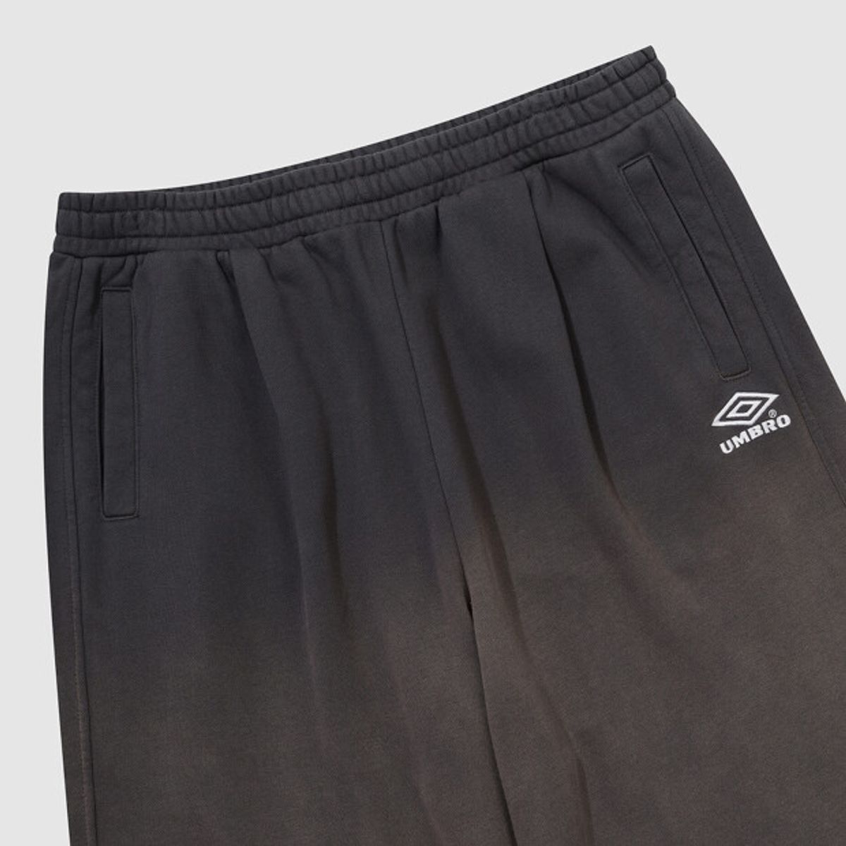 엄브로(UMBRO) 크리스피 타슬란 조거 & 와이드 2WAY 스웨트 팬츠 챠콜 UR323CFP91
