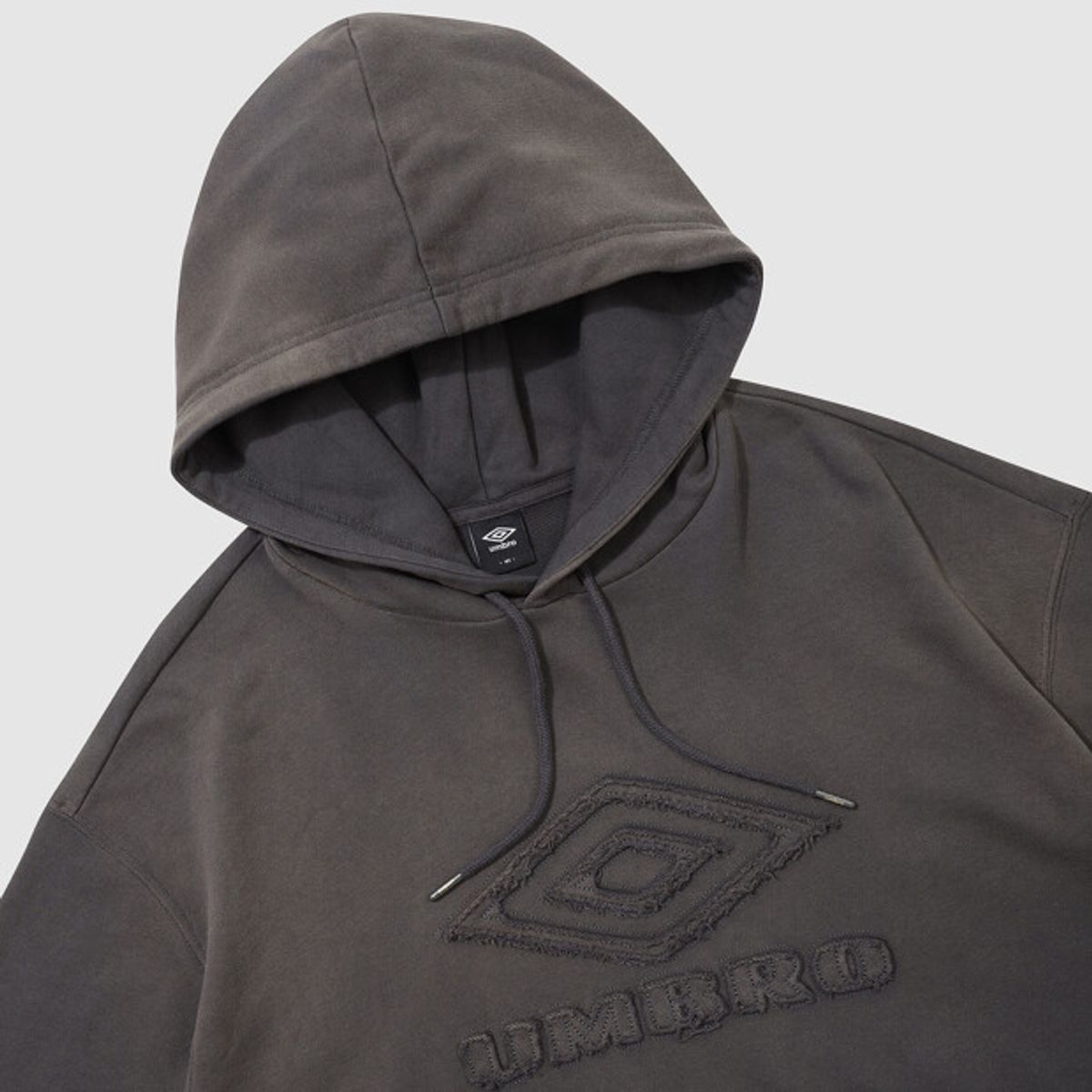 엄브로(UMBRO) 크리스피 타슬란 워싱 후드 티셔츠 챠콜 UR324CHD91
