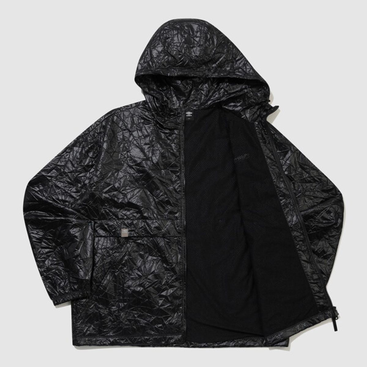 엄브로(UMBRO) 클래식 후드형 웜업 바람막이 자켓 블랙 UR324CJK95