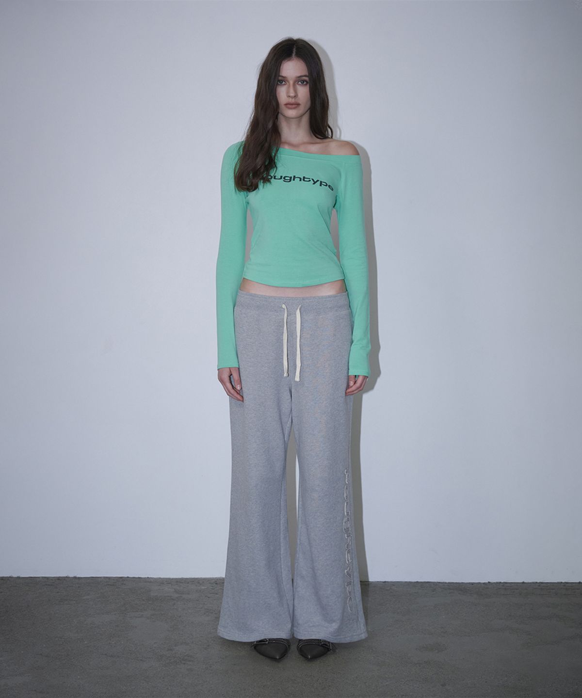 로타입(ROUGHTYPE) Slim Fit Applique Sweatpants - Gray