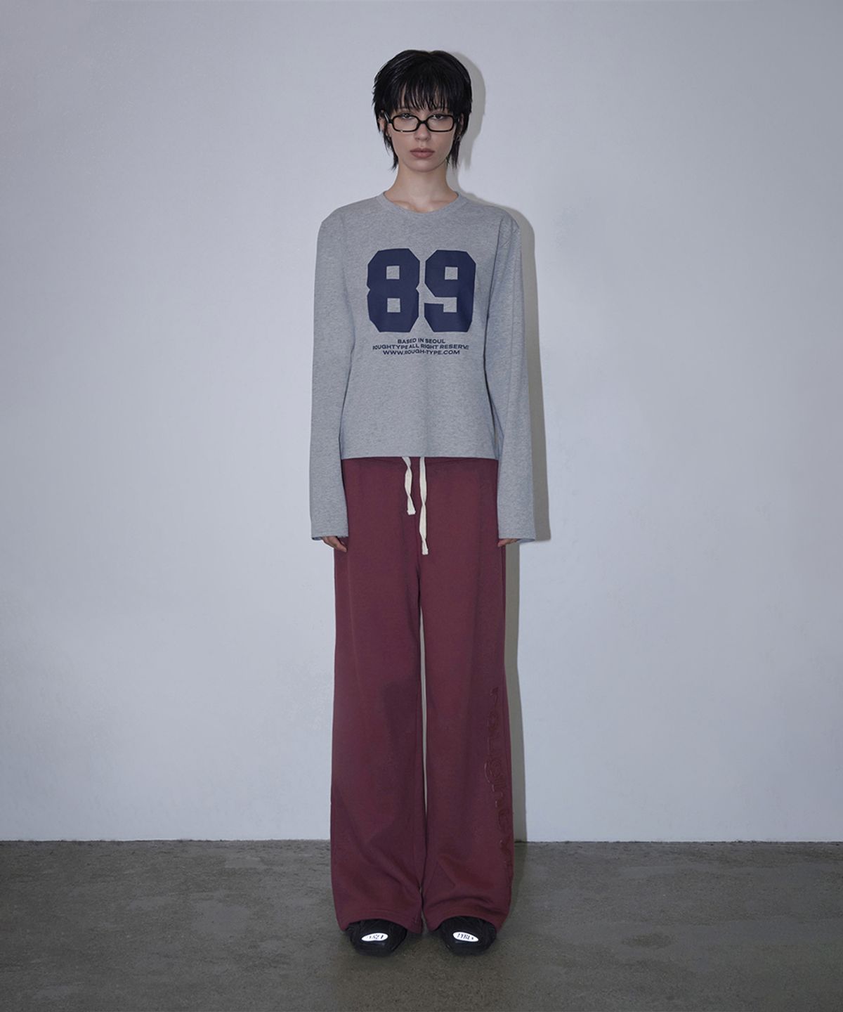 로타입(ROUGHTYPE) Slim Fit Applique Sweatpants - Burgundy