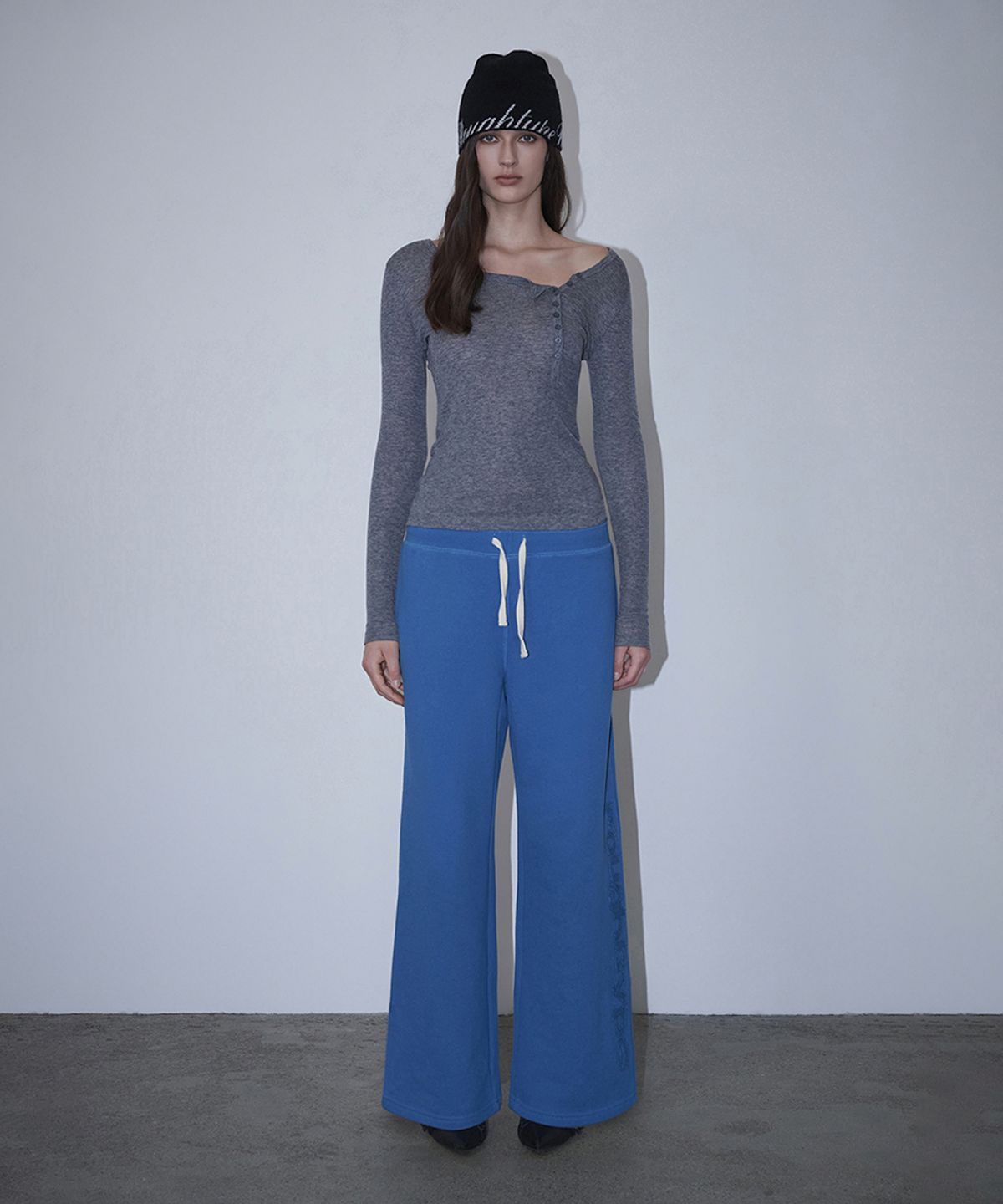 로타입(ROUGHTYPE) Slim Fit Applique Sweatpants - Blue