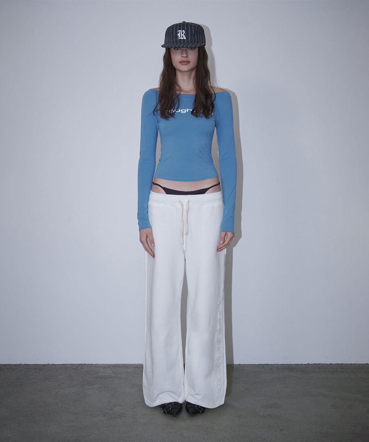 로타입(ROUGHTYPE) Slim Fit Applique Sweatpants - White
