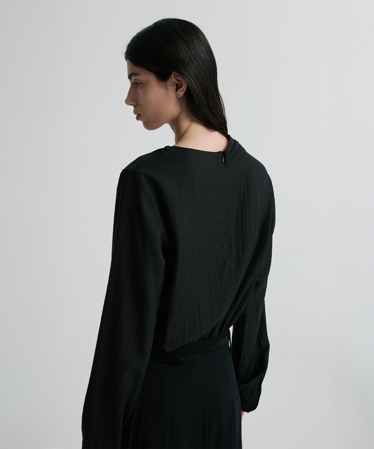 리이(RE RHEE) SCARF-DETAIL BLOUSE BLACK