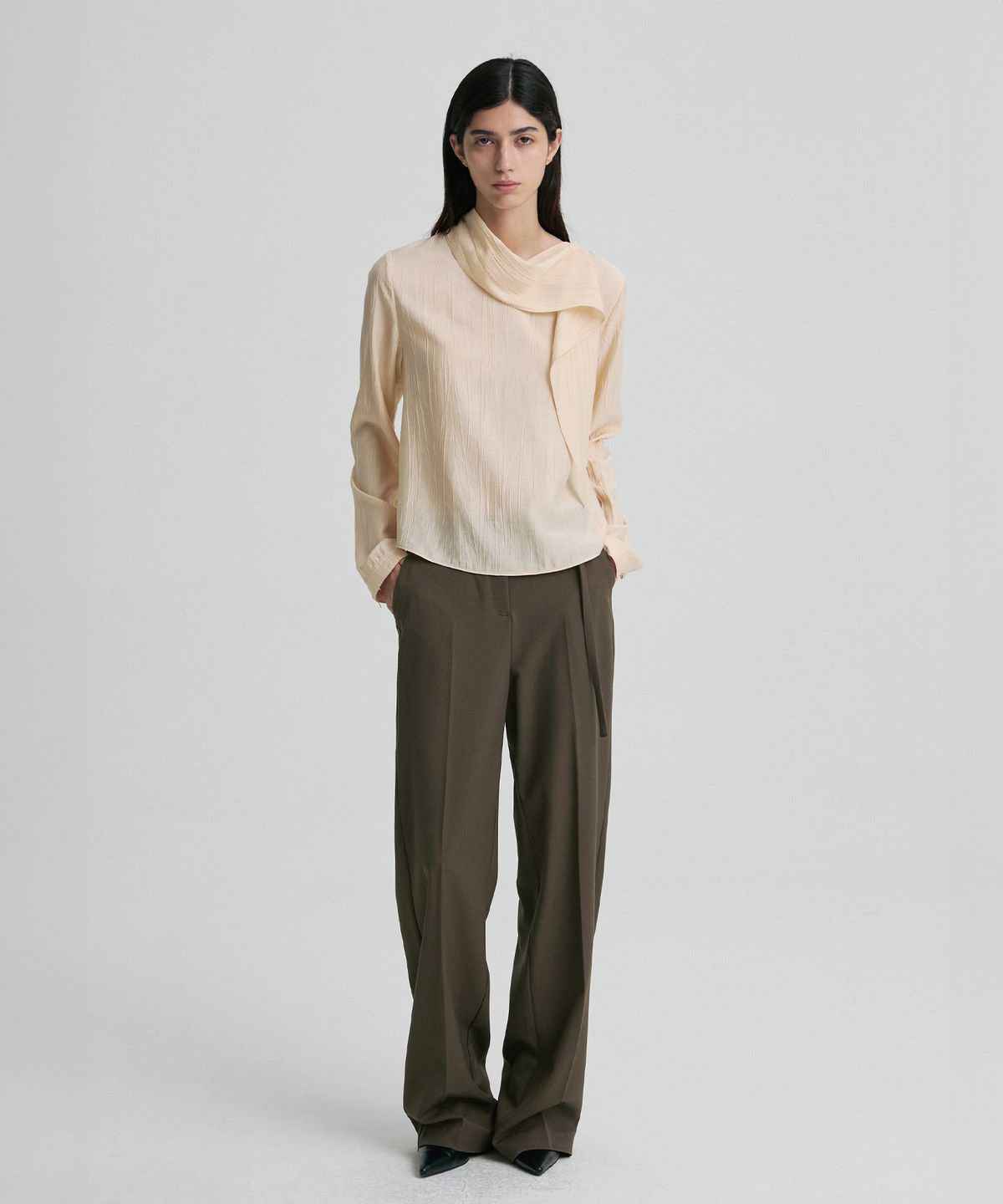 리이(RE RHEE) SCARF-DETAIL BLOUSE APRICOT