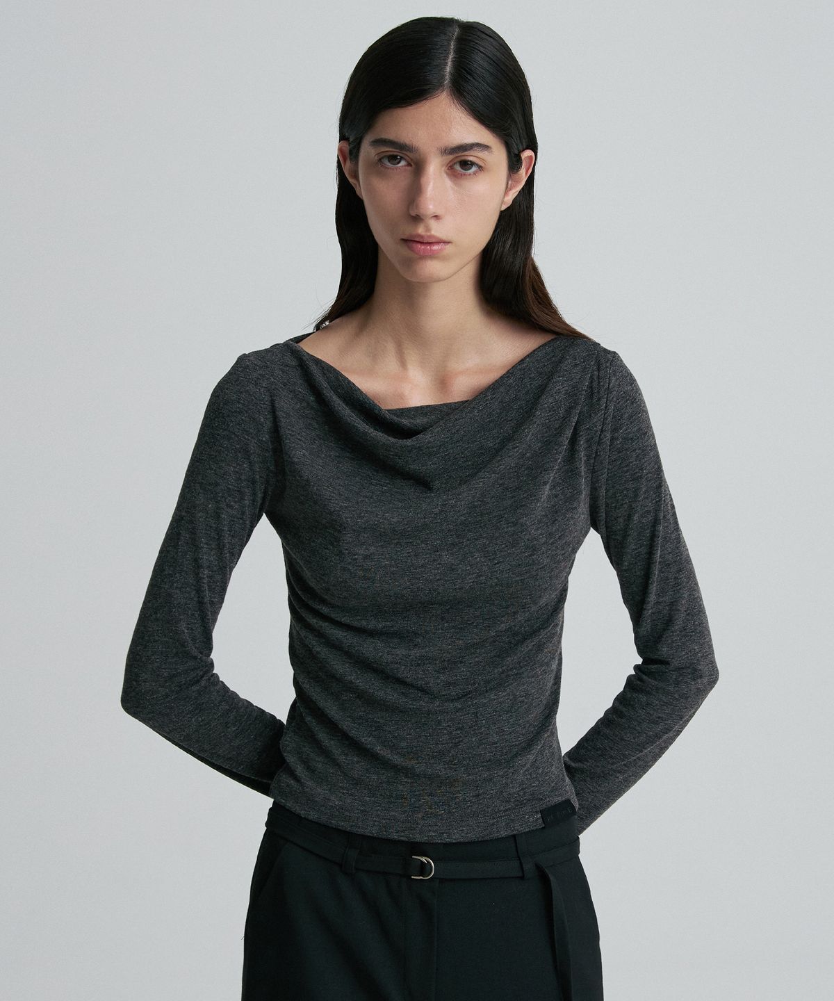 리이(RE RHEE) COWL-NECK FITTED LONG-SLEEVE TOP CHARCOAL