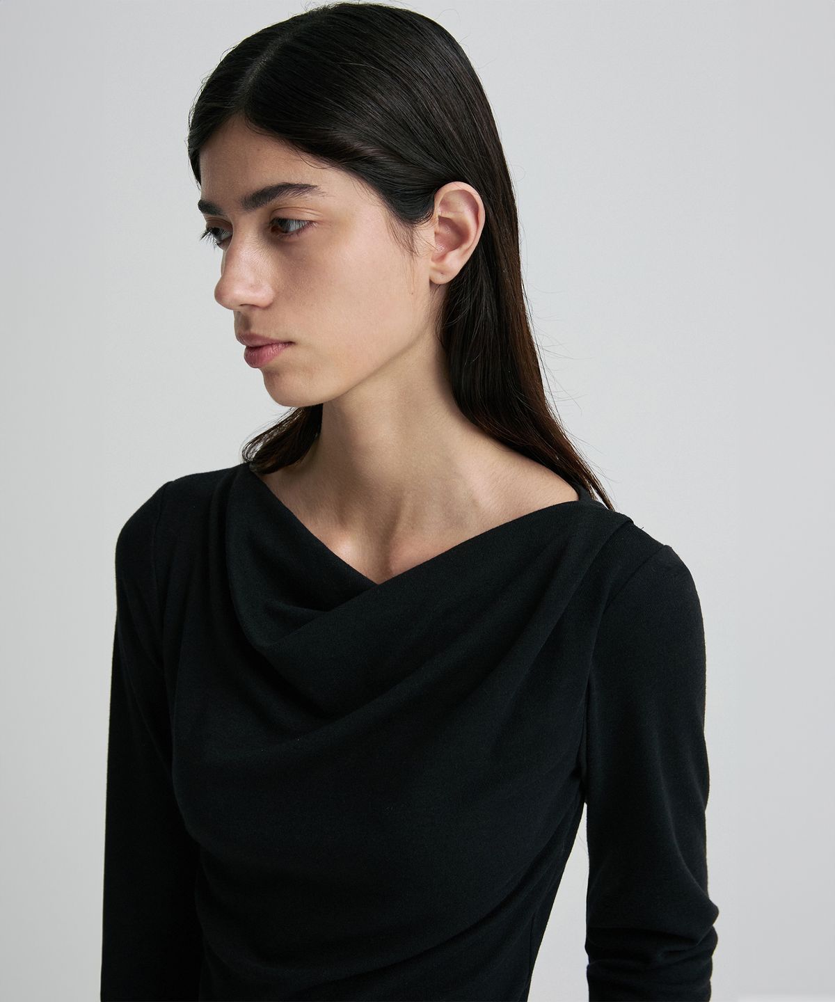 리이(RE RHEE) COWL-NECK FITTED LONG-SLEEVE TOP BLACK