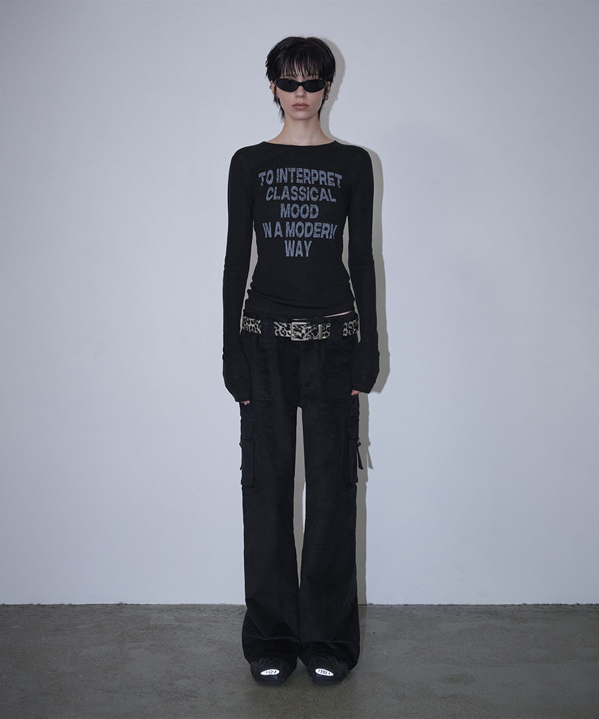 로타입(ROUGHTYPE) Crack Logo Slim Long Sleeve - Black