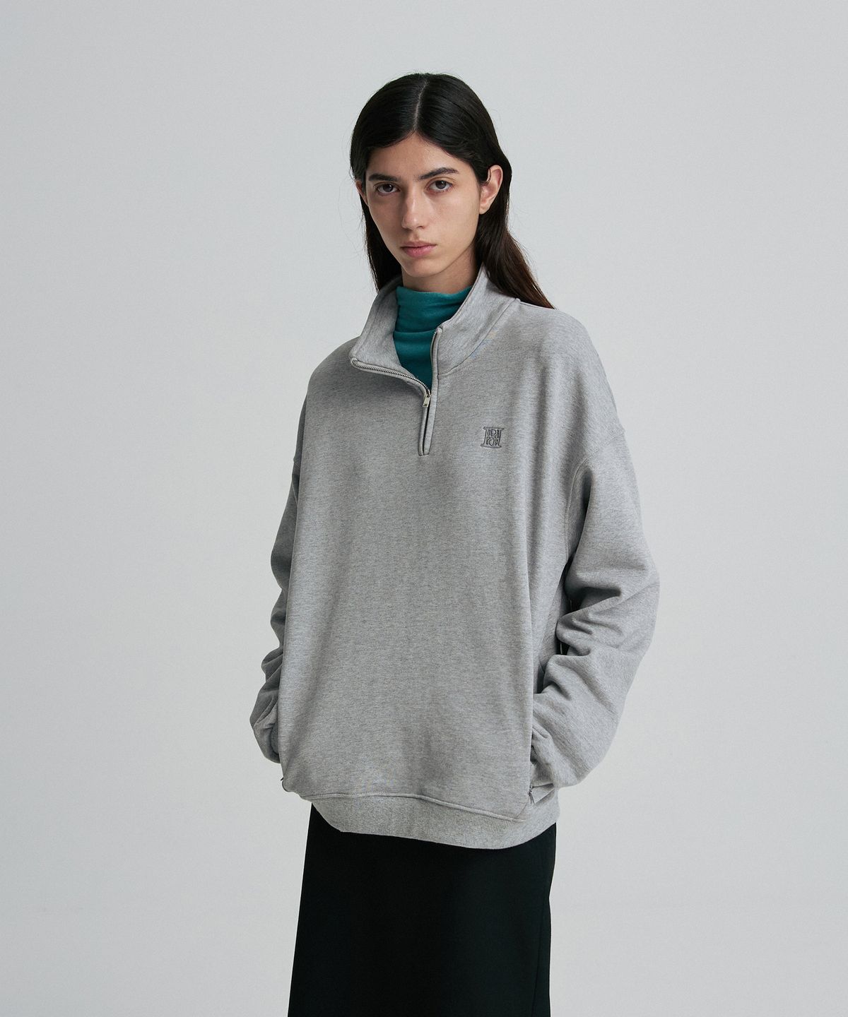 리이(RE RHEE) HALF-ZIP SWEATSHIRT