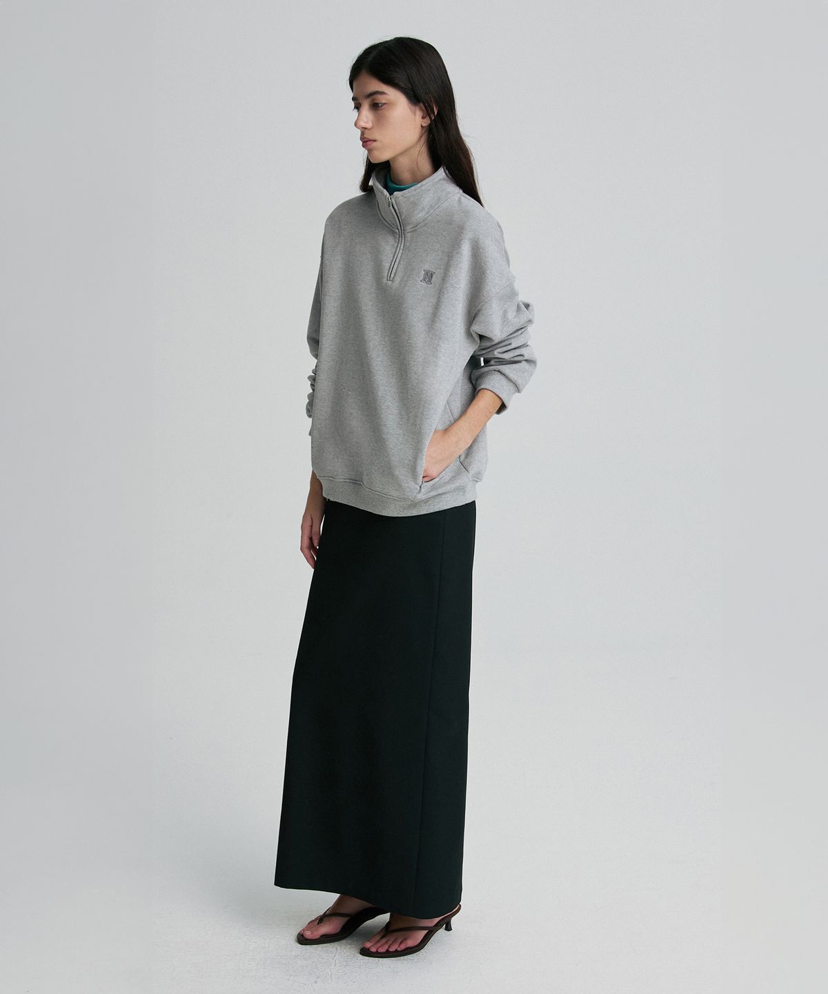 리이(RE RHEE) HALF-ZIP SWEATSHIRT