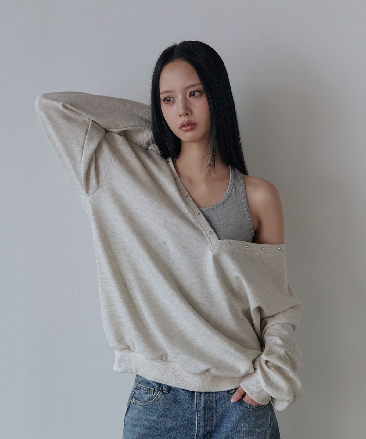 오오엠엘(5OML) 스터드 브이넥 스웻셔츠(오트밀)