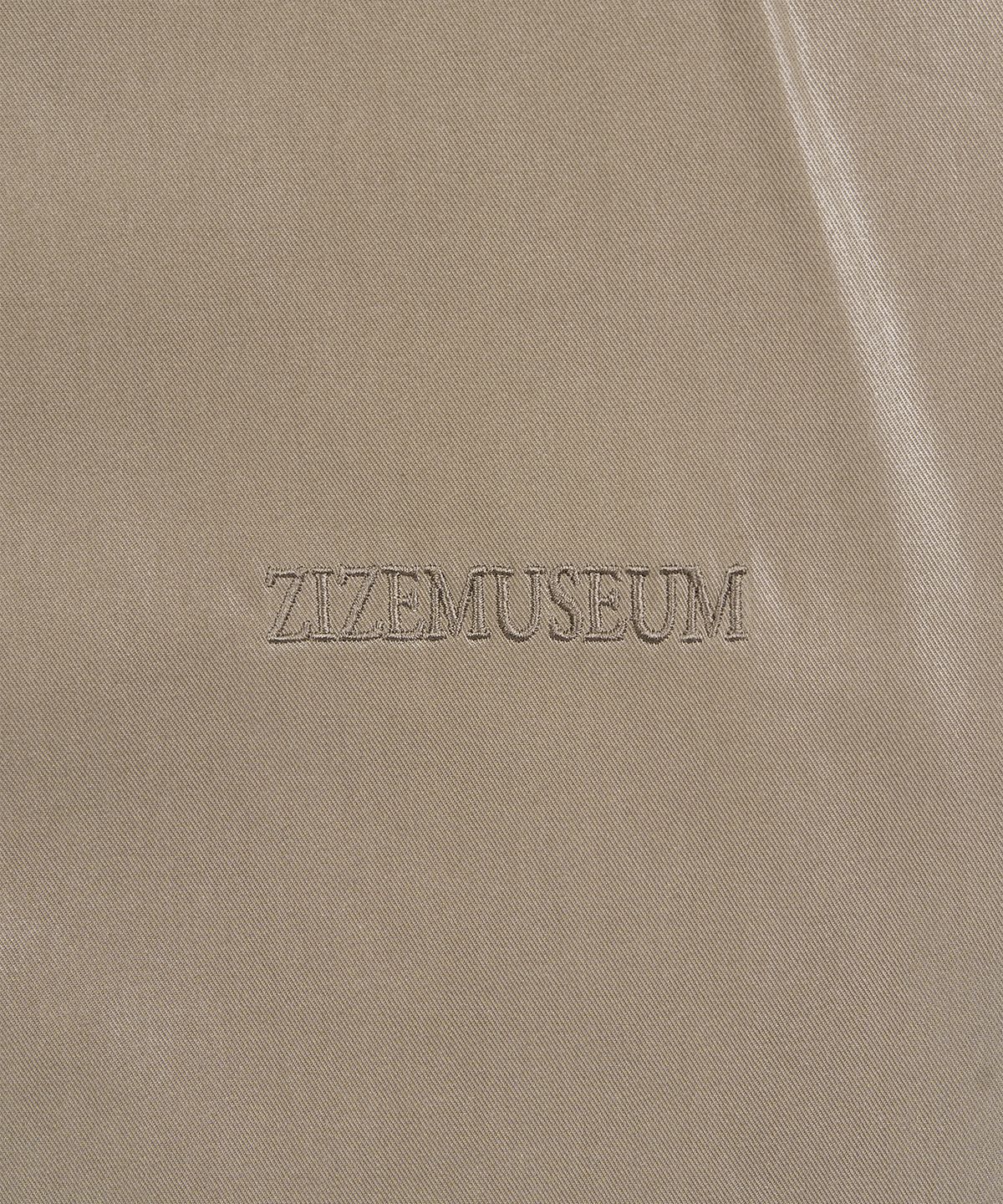 지제뮤지엄(ZIZEMUSEUM) OVERSIZED GLOSSY SHIRT JACKET (ASH BEIGE)