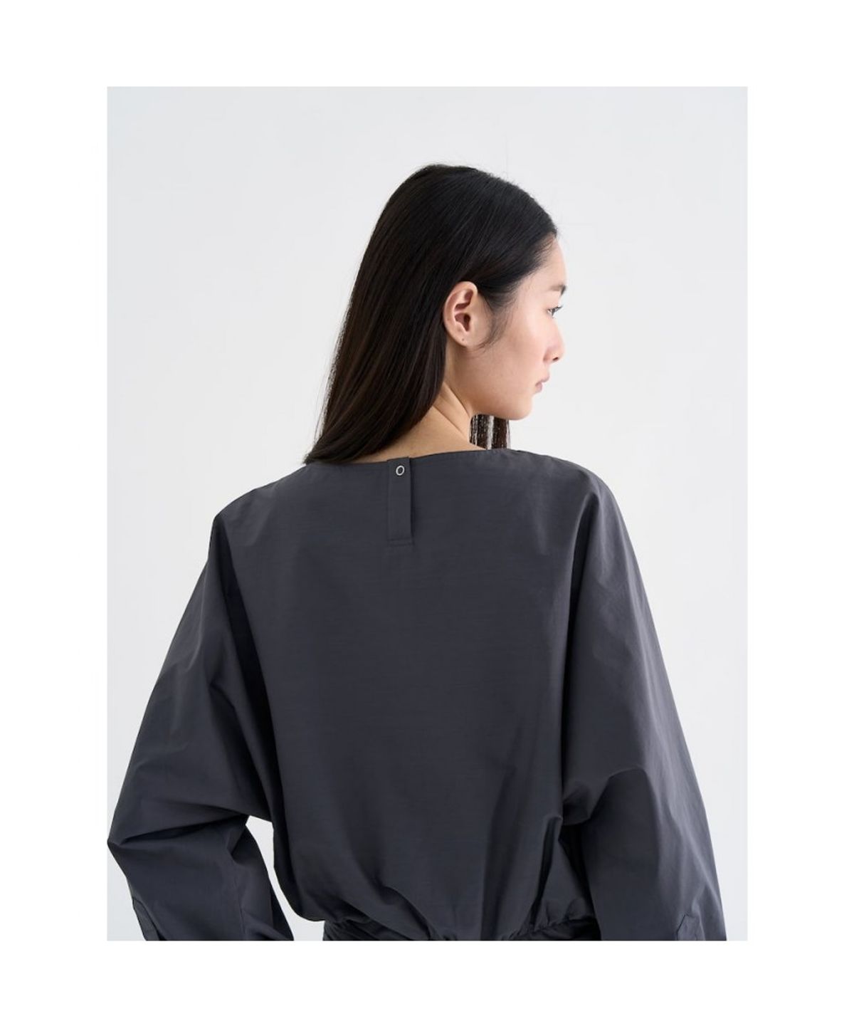 앙개(ANGGAE) Draped Belt Blouse   Ash
