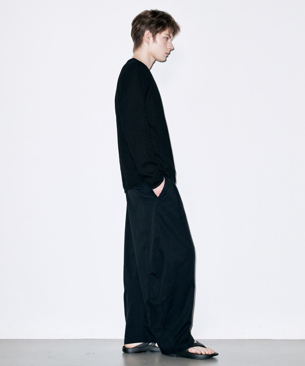 콜드블랭킷(COLD BLANKET) 릴렉스드 롱슬리브 슬림 니트 블랙