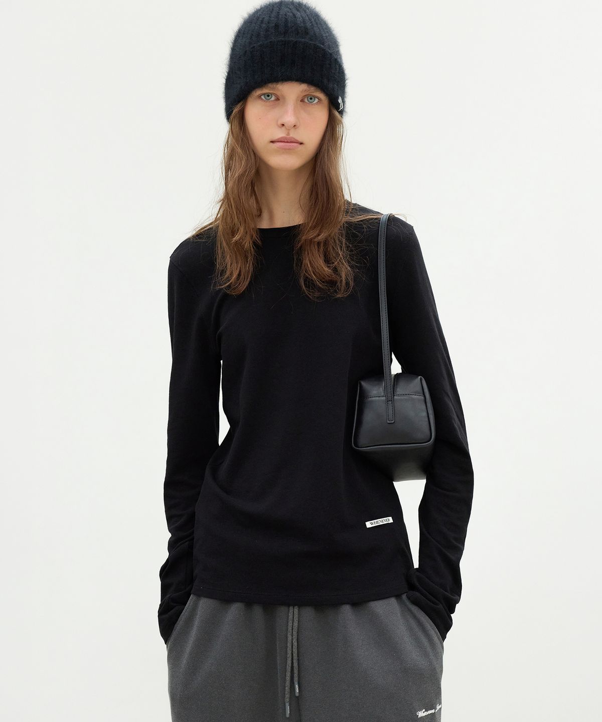 르바(LEVAR) Split Back T-shirt - Black