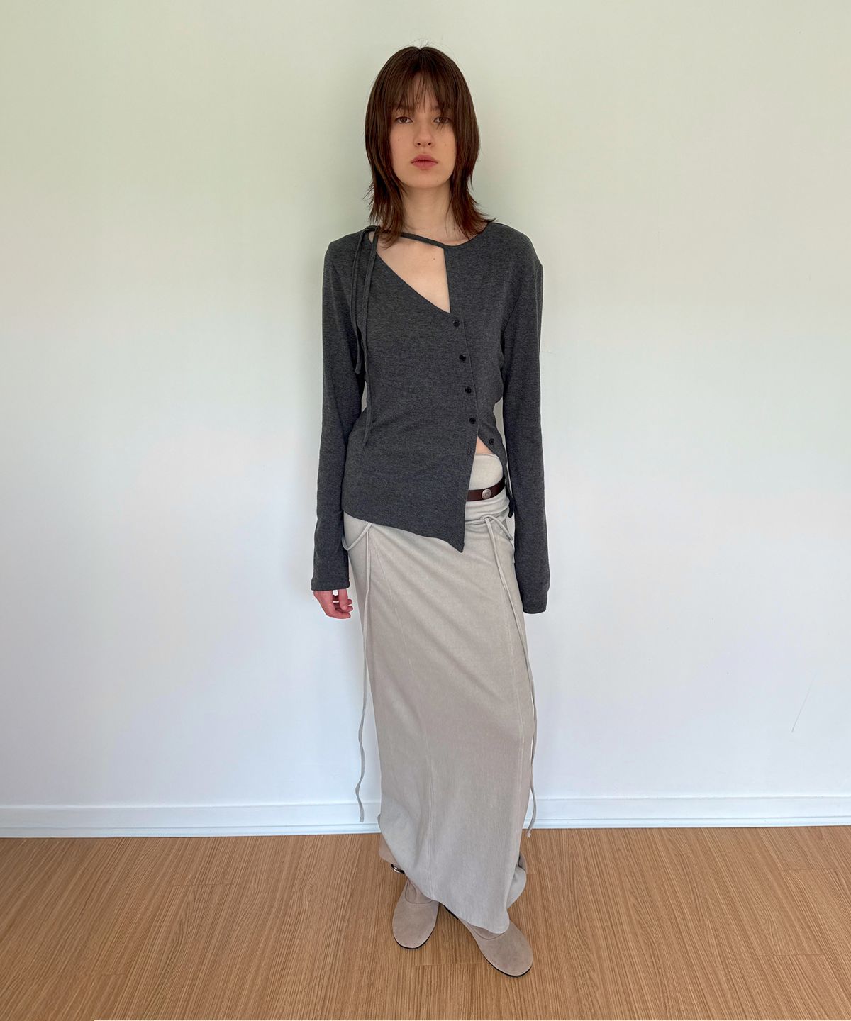 다이애그널(DIAGONAL) DIAGONAL BUTTON STRAP CARDIGAN (charcoal)