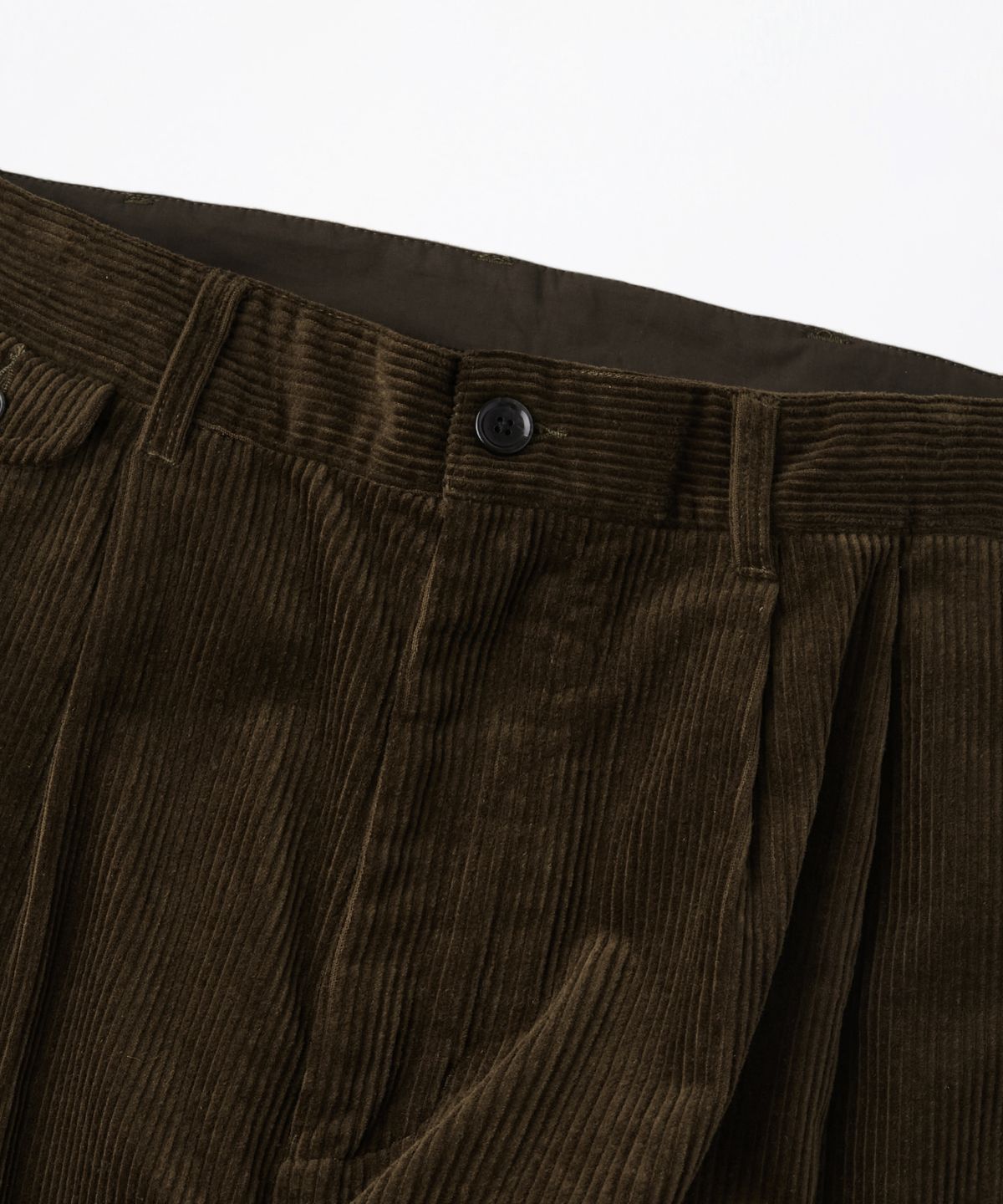 아웃스탠딩(OUTSTANDING) HIGH DENSITY CORDUROY DOUBLE PLEATED PANTS_BROWN