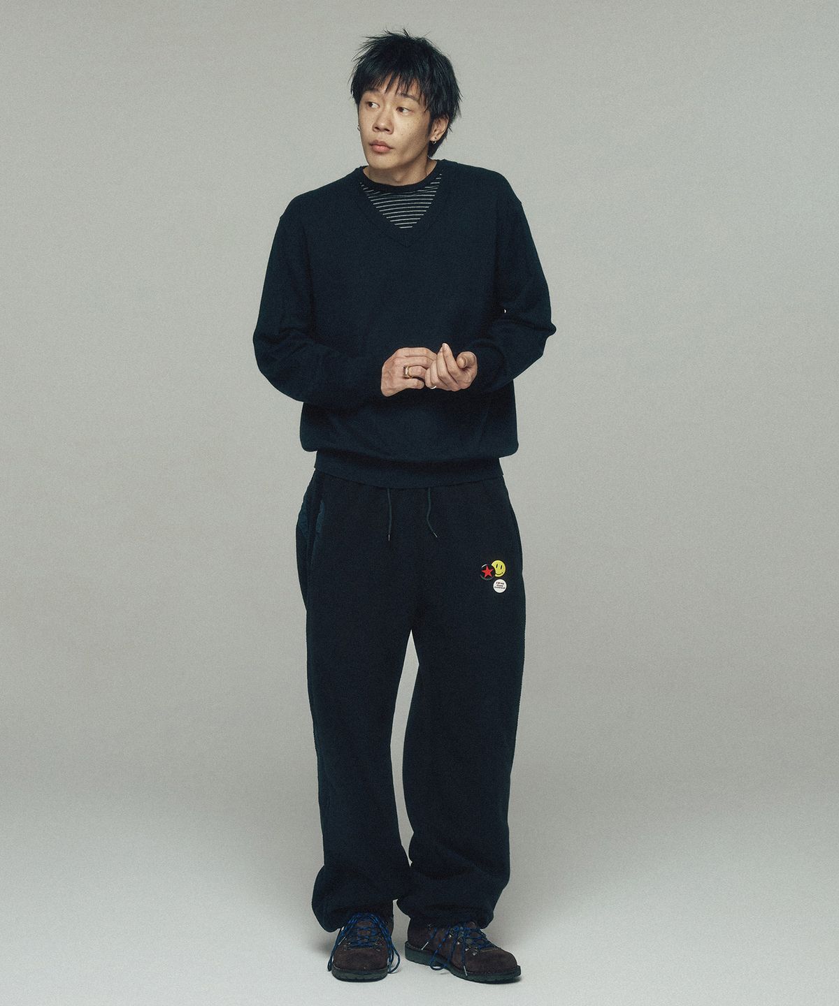 르아르(LEIRE) 스트라이프 레이어드 브이넥 니트 [블랙]