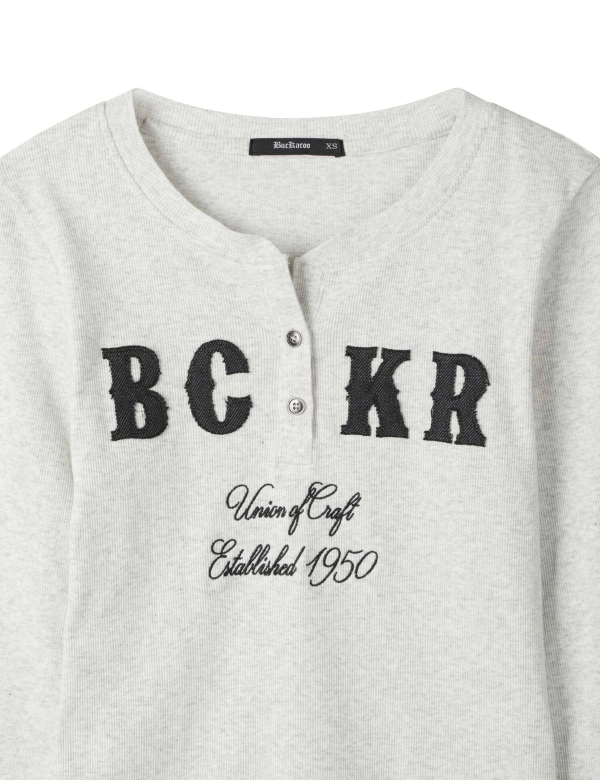버커루(BUCKAROO) 여성 슬림핏 아플리케 헨리넥 긴팔 티셔츠 오트밀