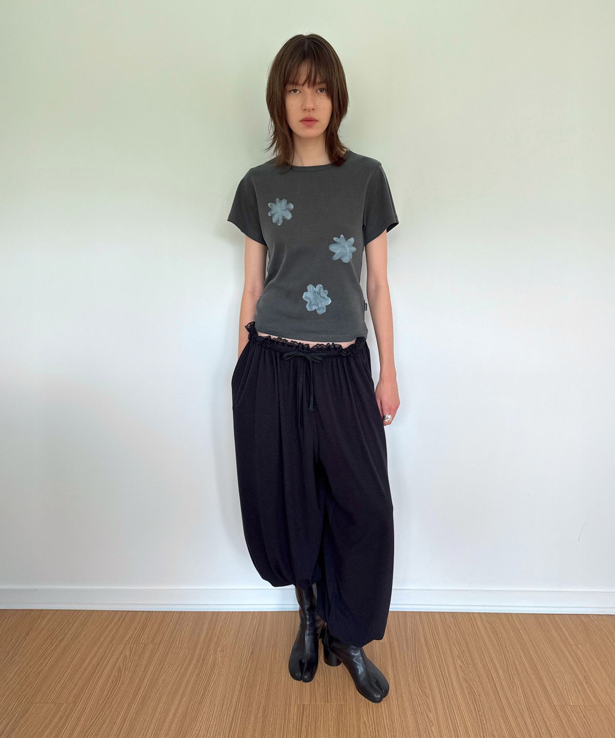 다이애그널(DIAGONAL) FLORAL BLEED TEE (charcoal)