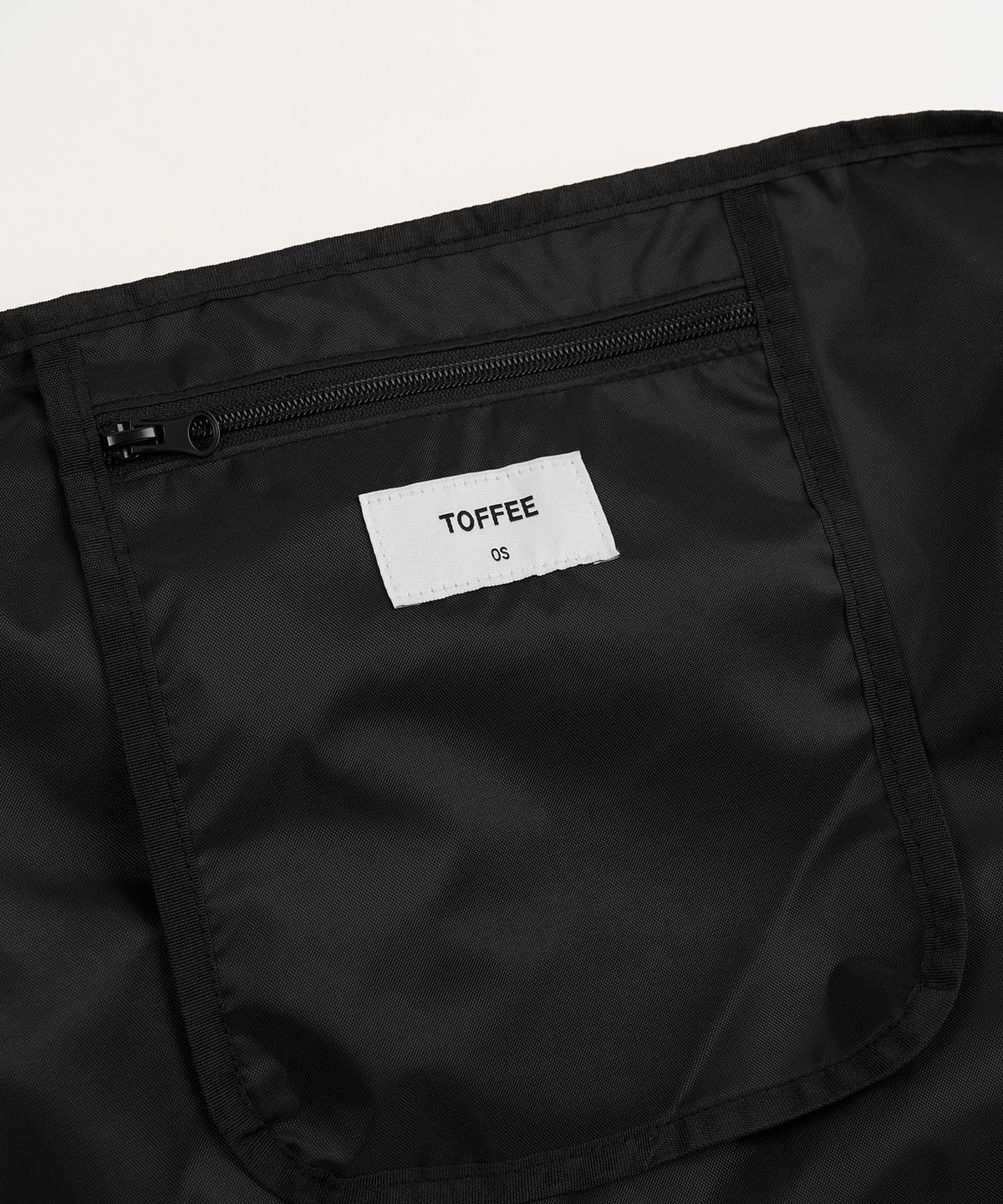 토피(TOFFEE) 심플 포켓 더플 백 (CHARCOAL)