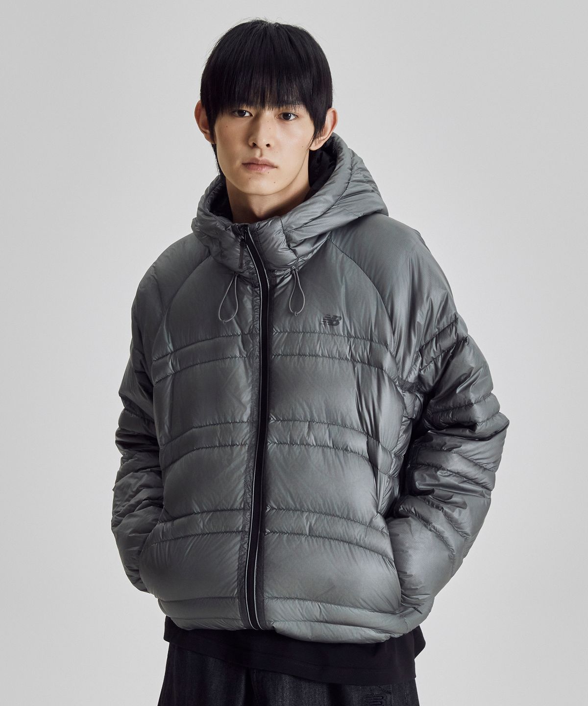 뉴발란스(NEW BALANCE) NBNPG41913 / UNI 플라잉77 슈퍼라이트 후드형 경량 구스다운 (CHARCOAL)