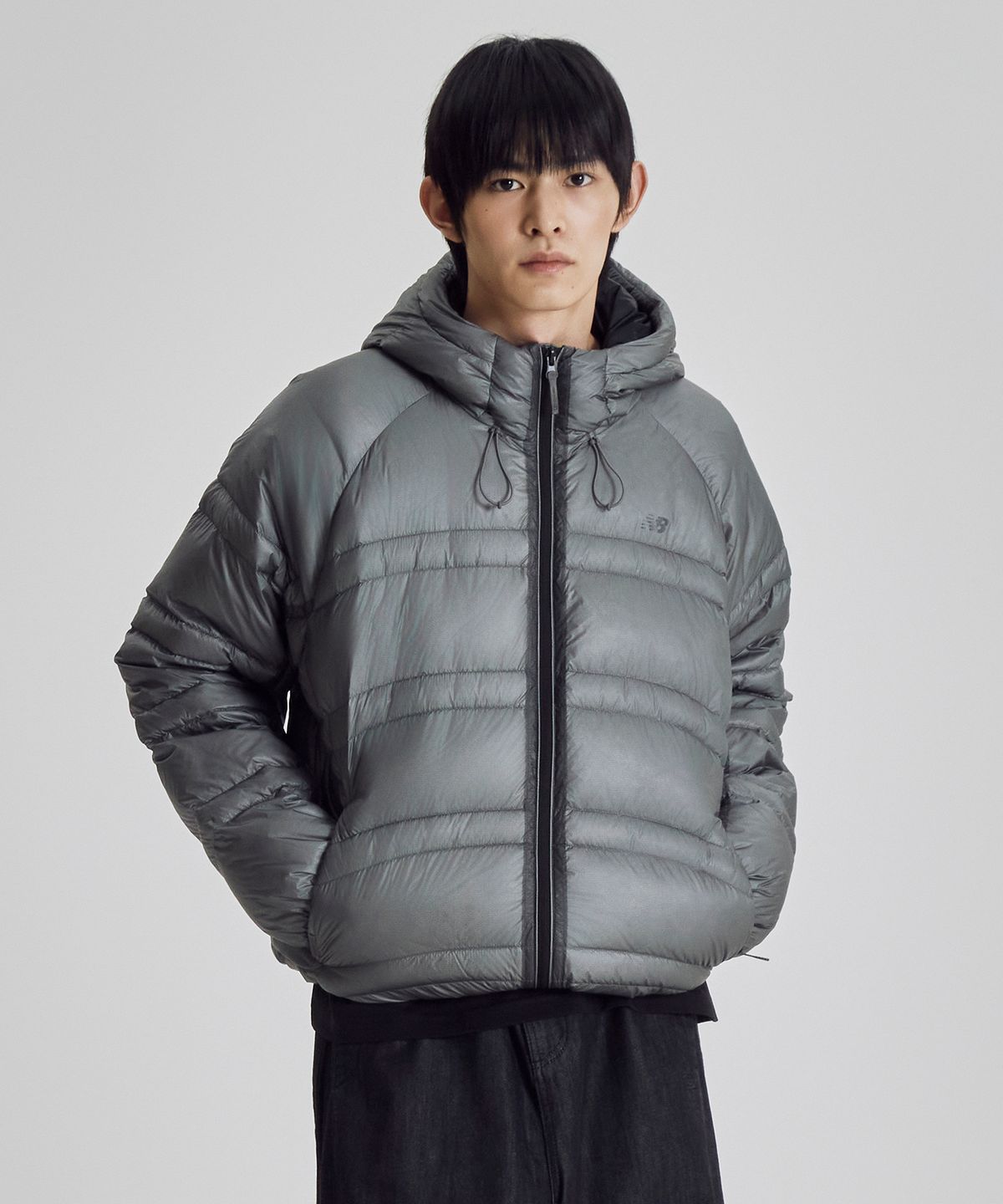 뉴발란스(NEW BALANCE) NBNPG41913 / UNI 플라잉77 슈퍼라이트 후드형 경량 구스다운 (CHARCOAL)