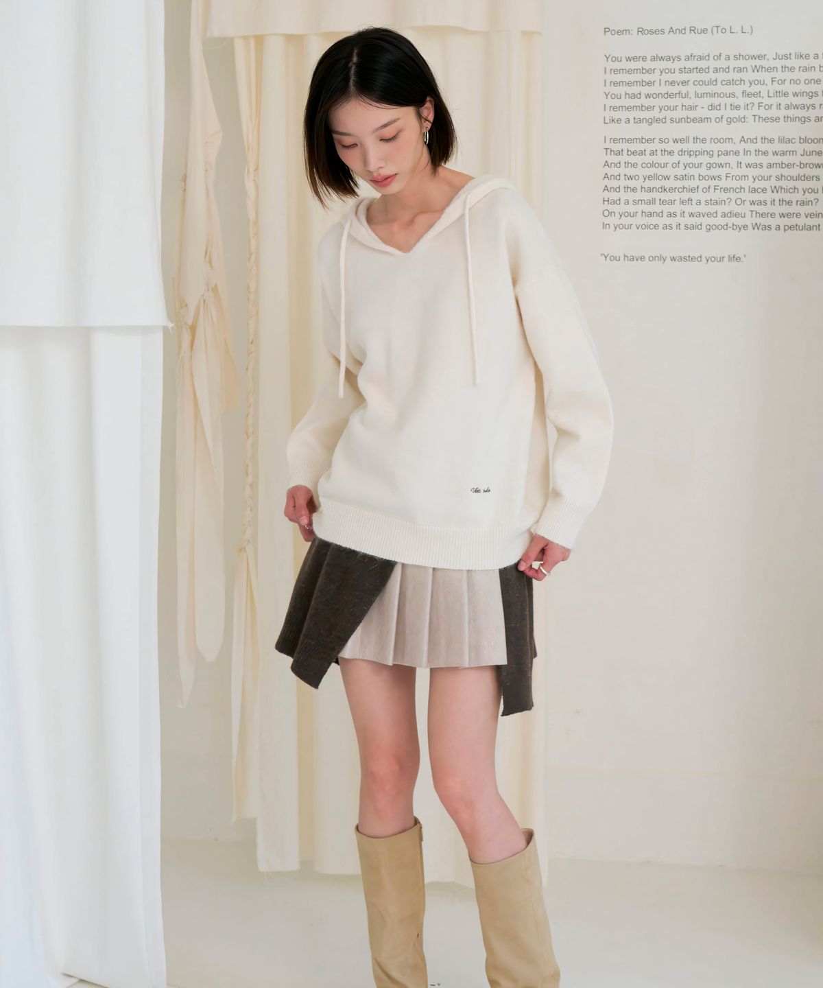 블레티(VLETI) Wool V-Neck Embroidered Hood Knit (Cream)