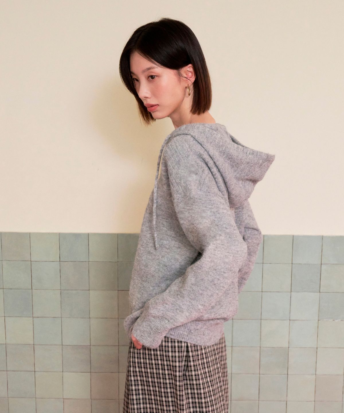 블레티(VLETI) Wool V-Neck Embroidered Hood Knit (Gray)