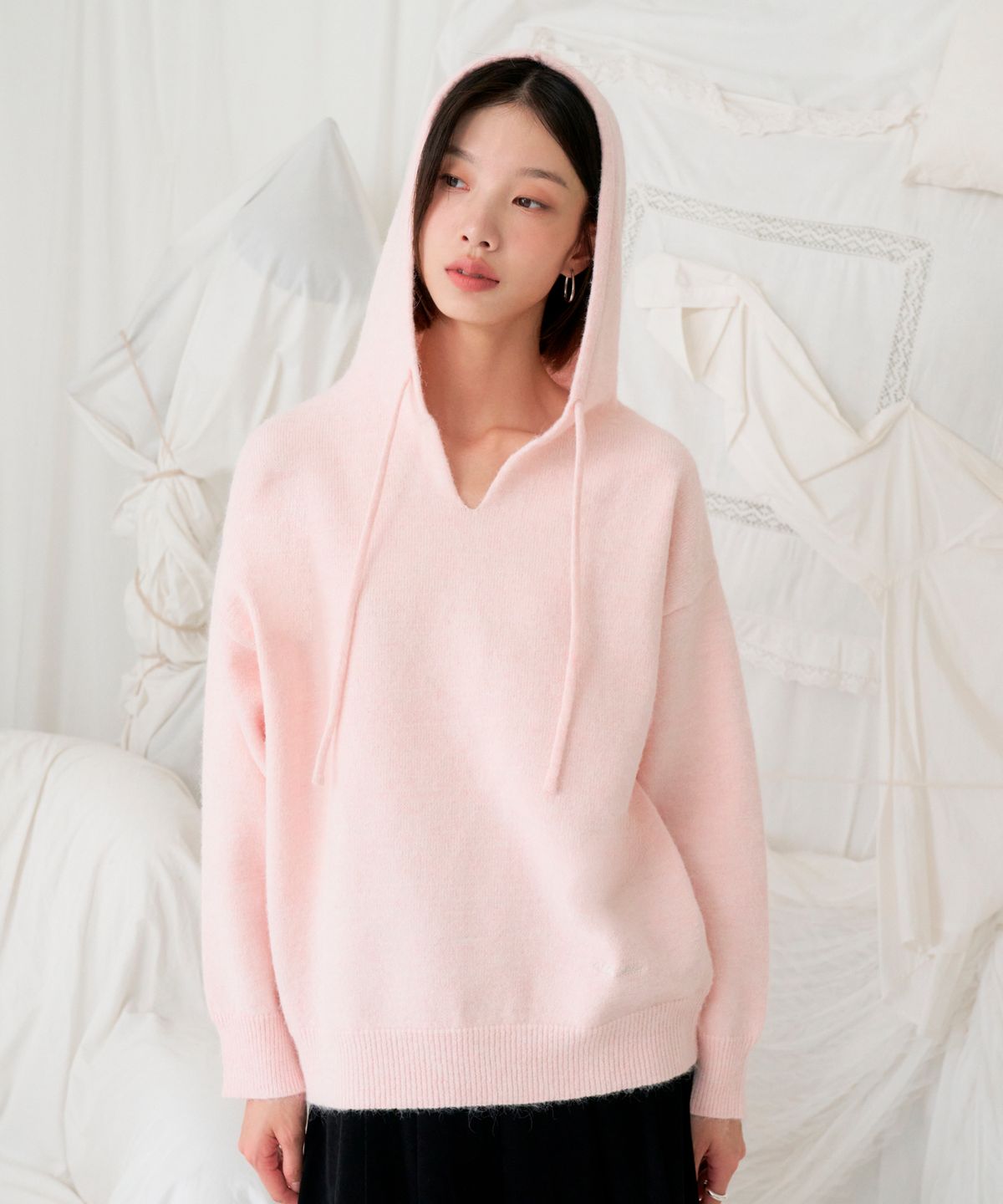 블레티(VLETI) Wool V-Neck Embroidered Hood Knit (Pink)