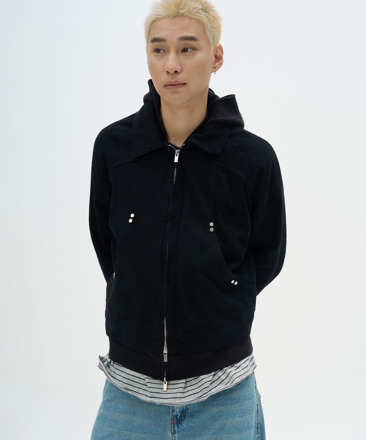 플레이스스튜디오맨(PLACESTUDIOMAN) 더블 리벳 세미 크롭 싱글 카라 미니멀 긴팔 코튼 집업 자켓 [블랙]