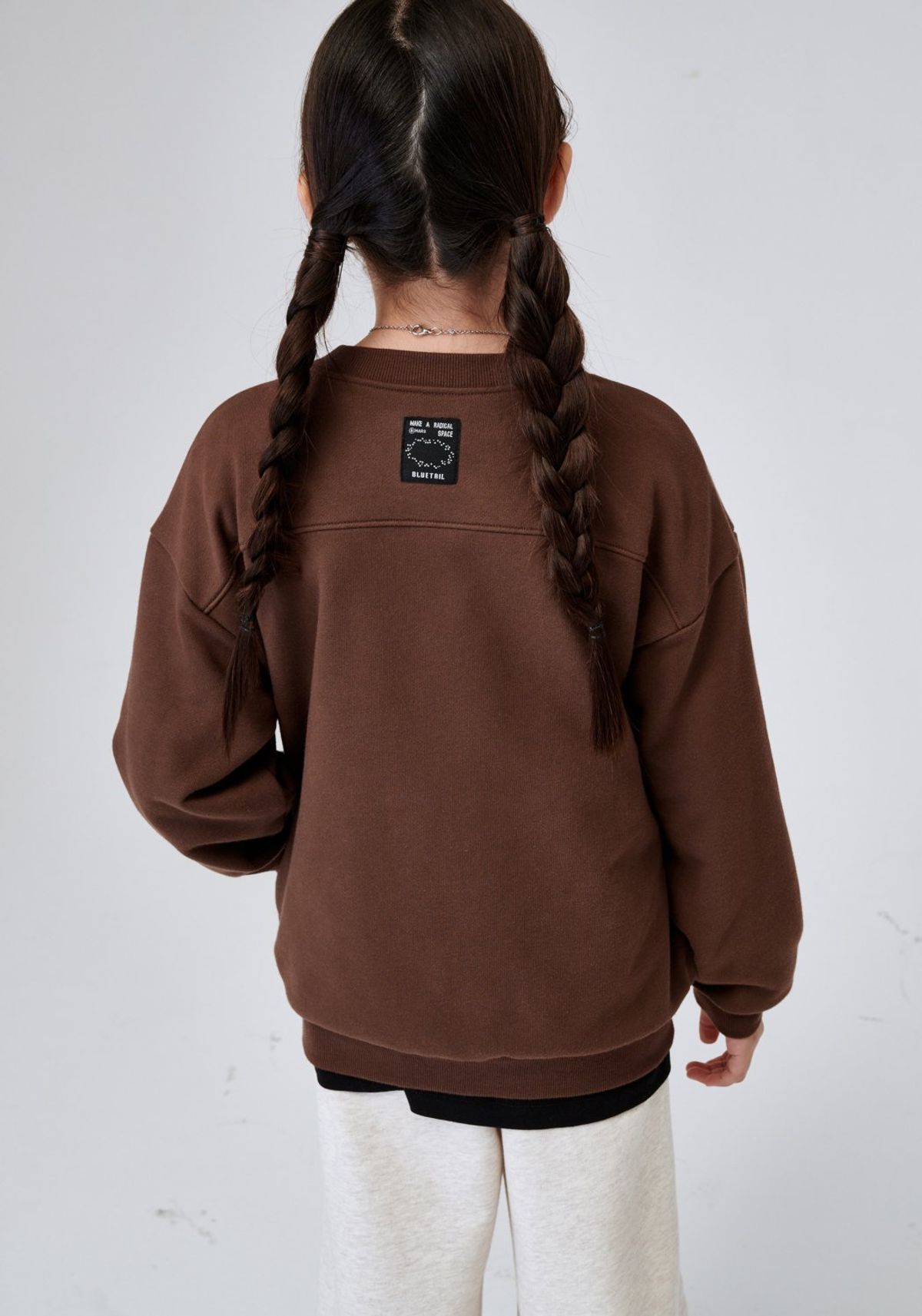 블루테일(BLUETAIL) AAG8TS03BN 브라운 절개 포켓 맨투맨
