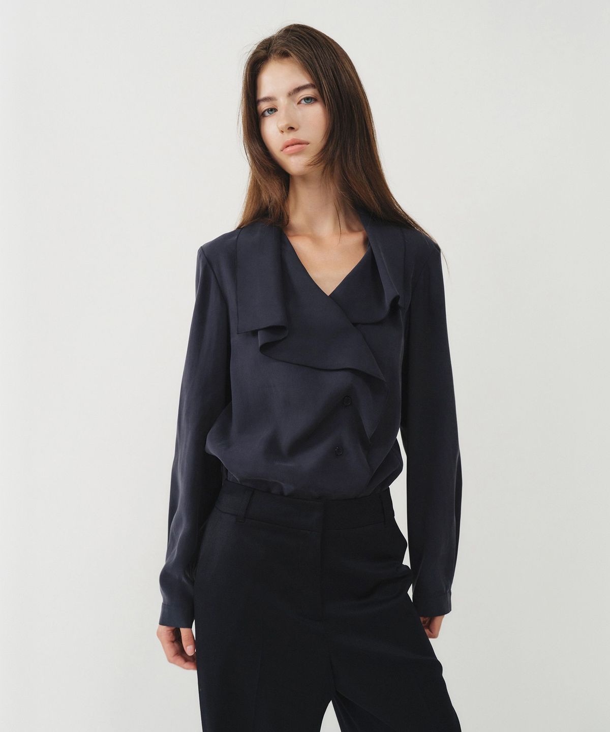 룩캐스트(LOOKAST) 큐프라 드레이프 카라 랩 블라우스 / CUPRA DRAPED COLLAR WRAP BLOUSE_2colors