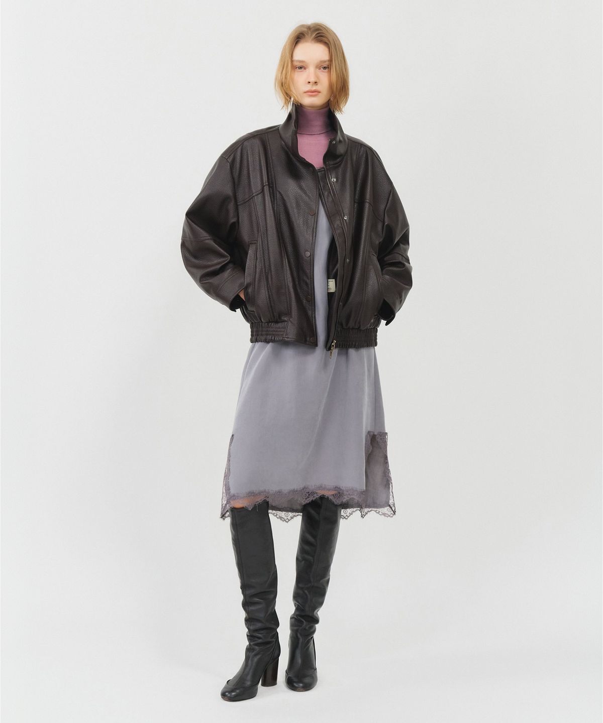 룩캐스트(LOOKAST) 레더 하이넥 점퍼_브라운 / LEATHER HIGH NECK JUMPER_BROWN