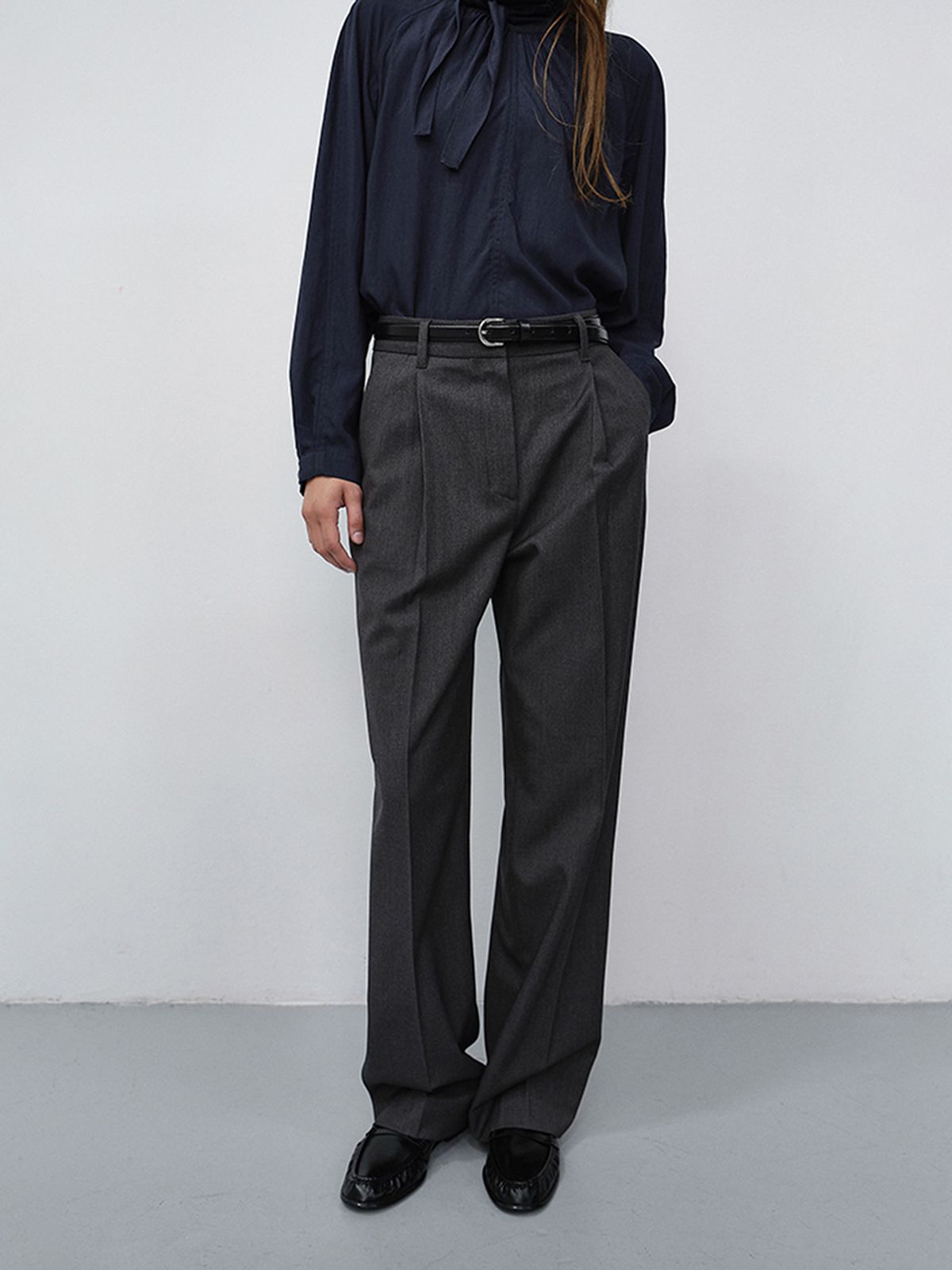 던스트(DUNST) PLEATED SEMI-WIDE SLACKS_UDPA6C202_CHARCOAL GREY