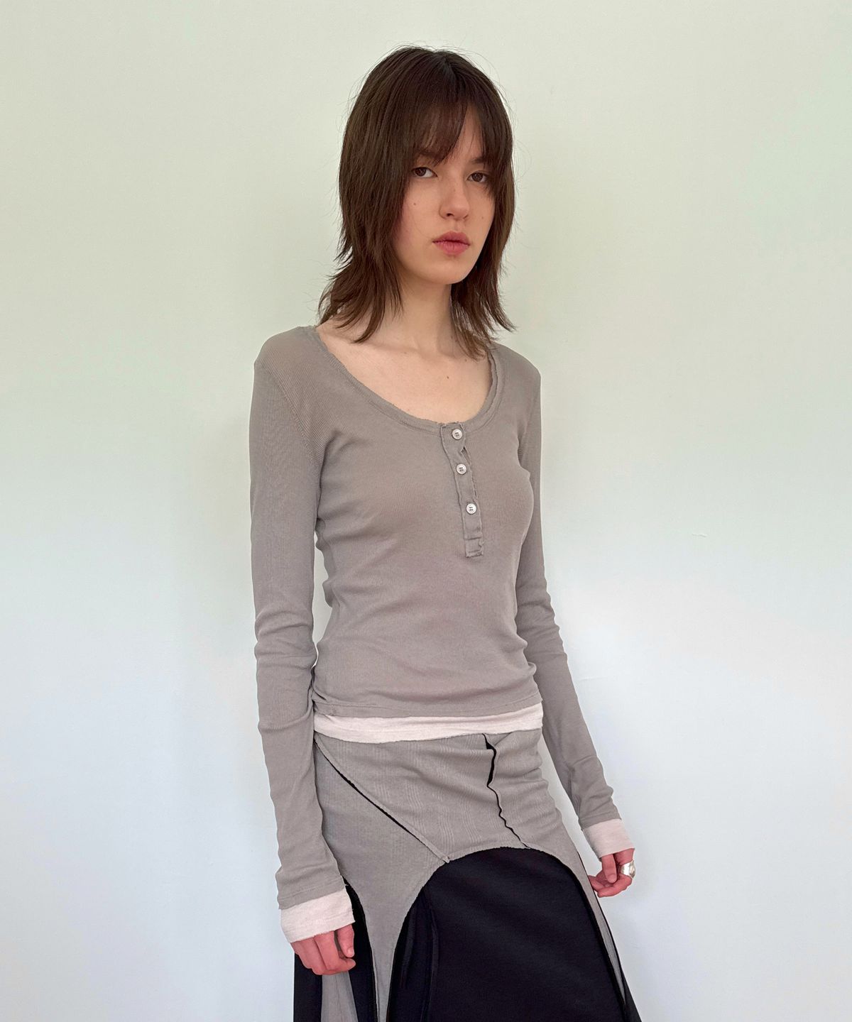 다이애그널(DIAGONAL) LAYERED HENLEY TEE (mocha)