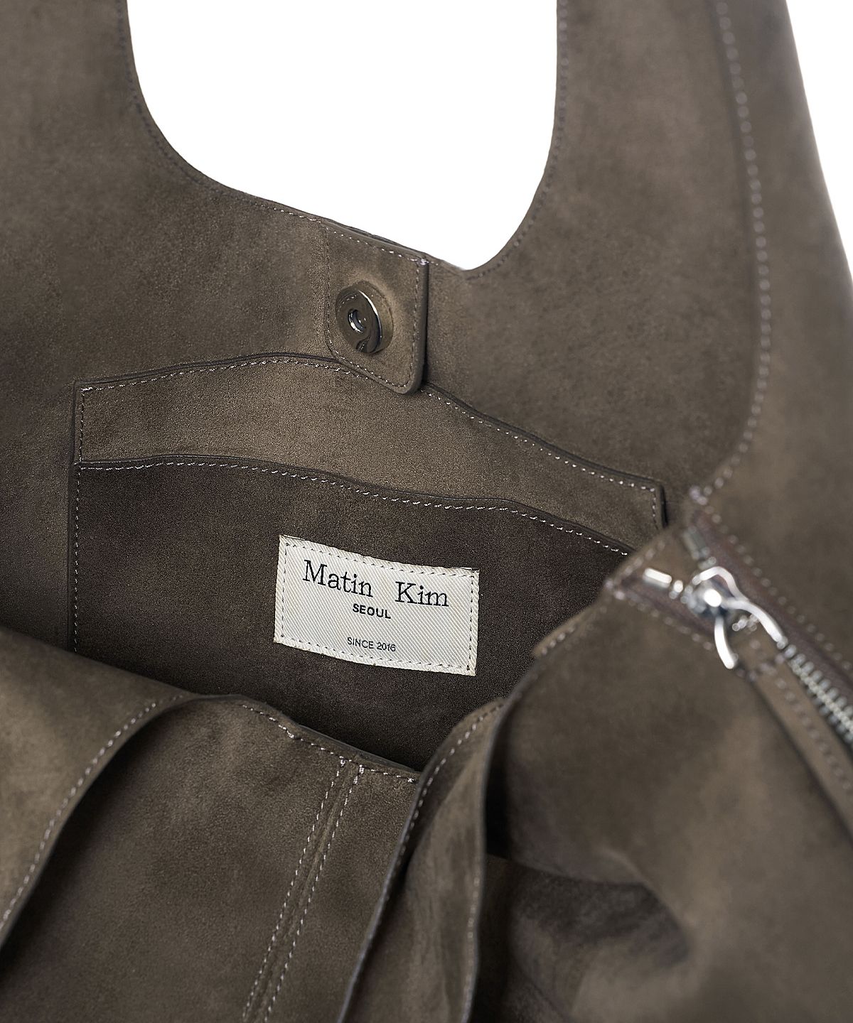 마뗑킴(MATIN KIM) SIDE ZIP SUEDE SHOULDER BAG IN CHARCOAL