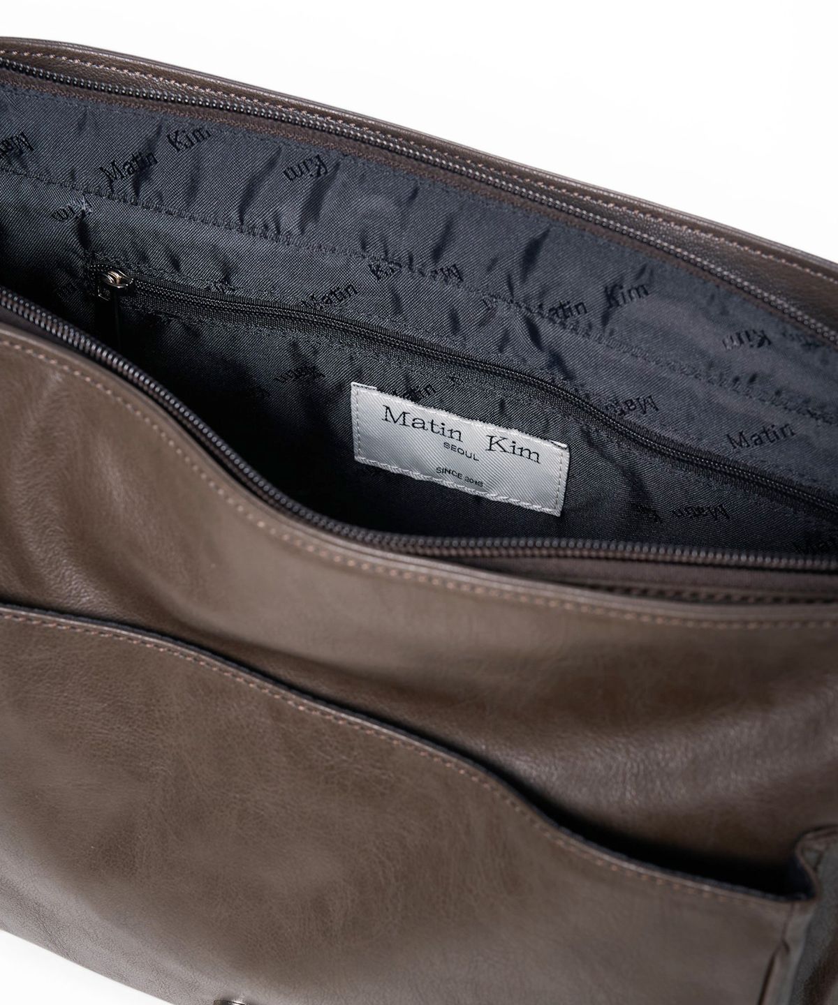 마뗑킴(MATIN KIM) DUAL POCKET MESSENGER BAG IN DARK KHAKI