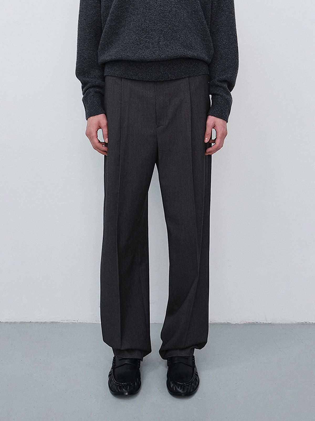 던스트 포 맨(DUNST FOR MEN) PLEATED SEMI-WIDE SLACKS_UDPA6C302_CHARCOAL GREY