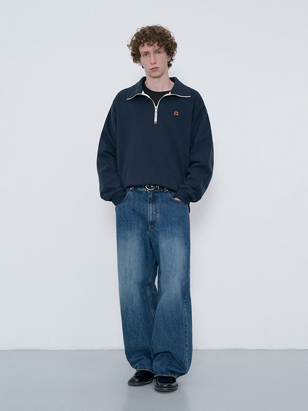 던스트 포 맨(DUNST FOR MEN) UNISEX LEATHER LOGO HALF ZIP-UP SWEATSHIRT_UDTS6C107_FRENCH NAVY